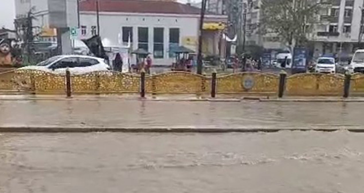 elazigda-saganak-ve-dolu-etkili-oldu-2T7ZgFUe.jpg