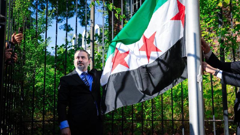 disisleri bakani seybani suriyenin washington buyukelciligine 13 yil sonra ilk kez suriye bayragi cekti 2xaUsFWz