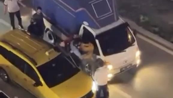 yol ortasindaki kavga trafigi kilitledi P4qaugaW