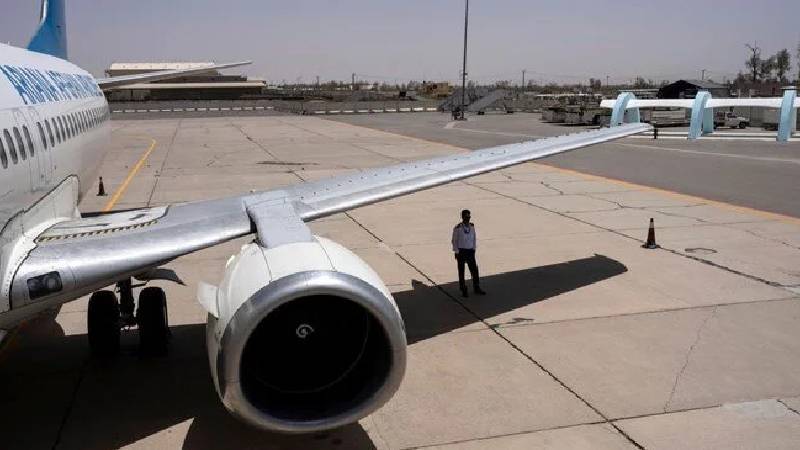 yolcu ucaginin inis takimlari yuvasina saklanan cocuk kabilden yeni delhiye uctu ClJE7Mg7