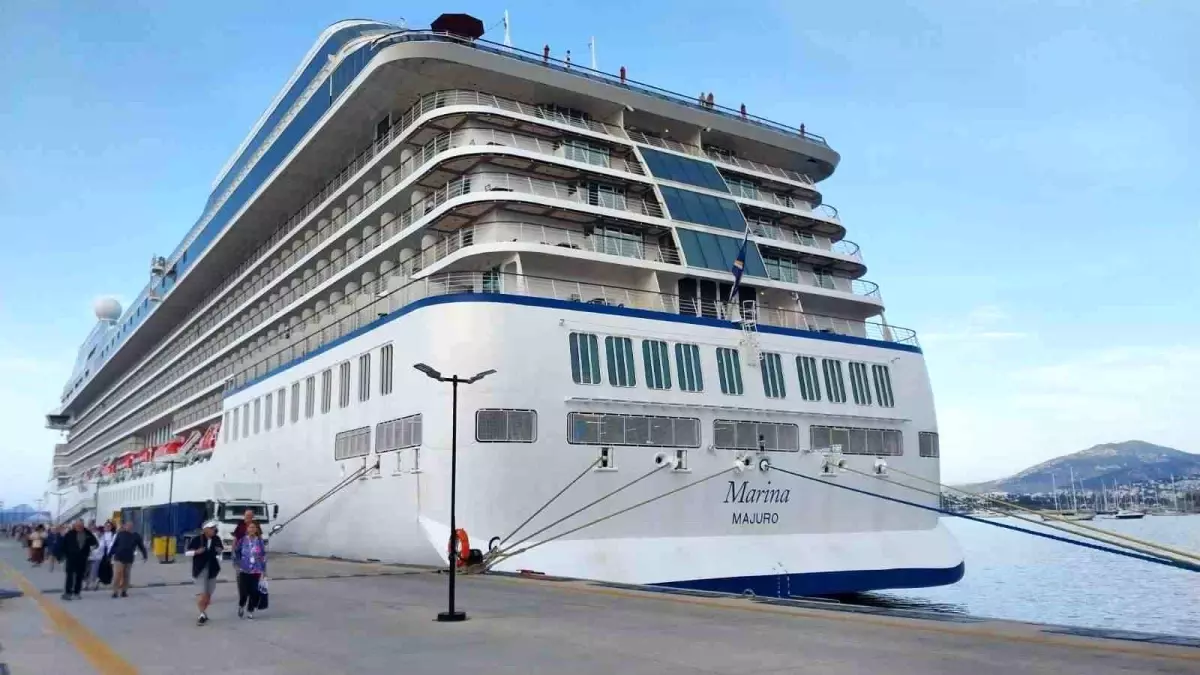 bodruma marina gemisi ile 1194 yolcu geldi ThNqv43u.jpg