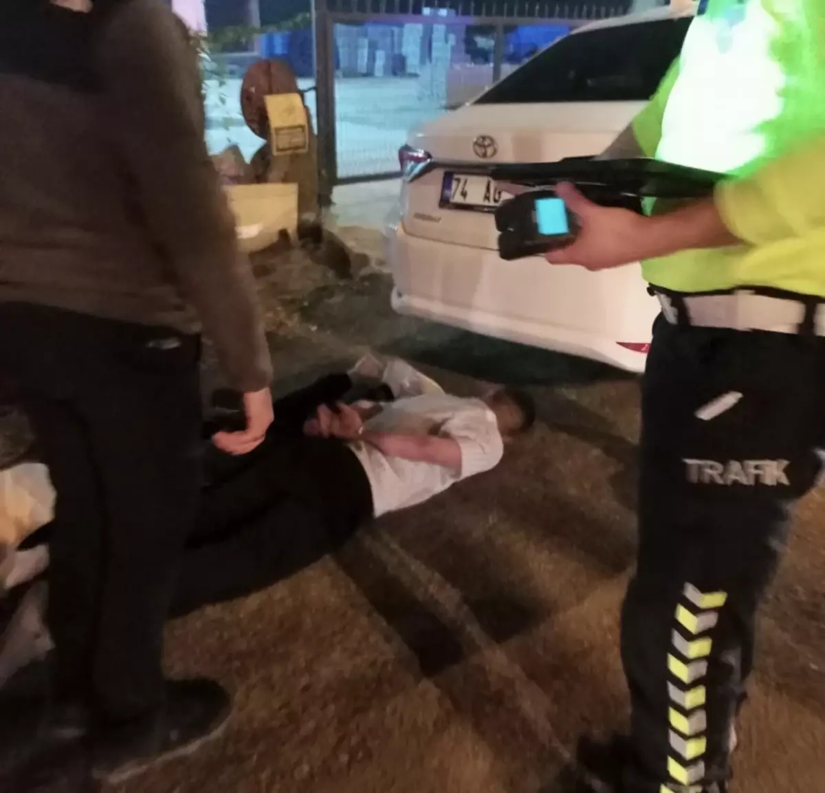 ihtara uymayan surucu polis memuruna carpti VmZORqqc.jpg