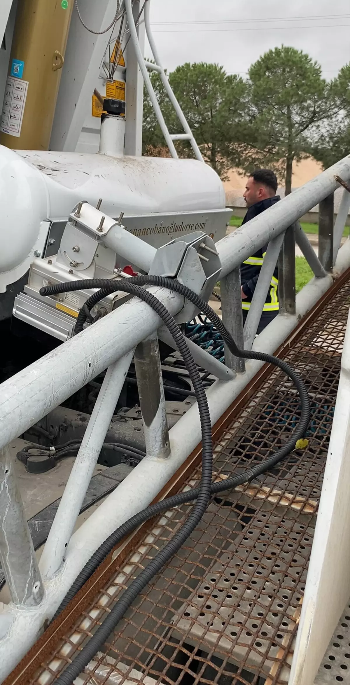 canakkalede tir diregi devrildi Cbulp3gk.jpg